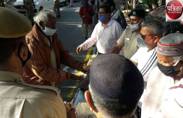 पुलिस अधिकारीयों ने किया खाद्य सामग्री वितरण का निरीक्षण