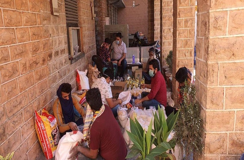 दीवारों पर रंग भरने के बाद युवाओं की टीम ऑन कॉल सेवा में जुटी