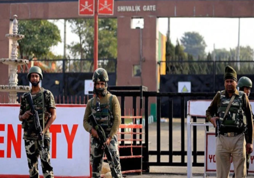 UP Top News : लखनऊ के कैंट इलाके में कर्फ्यू, कानपुर में घर से निकलने पर 5 लाख रुपए का जुर्माना