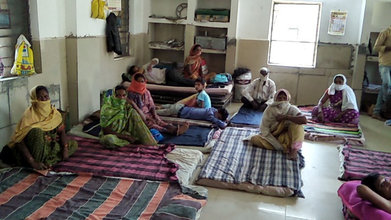 ये कैसी सुरक्षा, न मास्क है न सेनिटाइजर