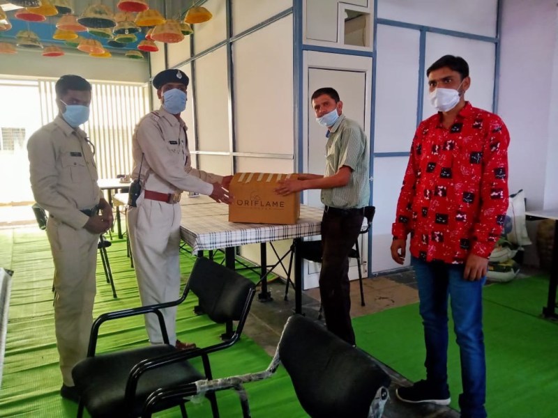 कोरोना कर्मवीर: कोरोना से लड़ाई में जुटे पुलिस, निगम व स्वास्थ्य कर्मचारियों को खिला रहे गर्म खाना