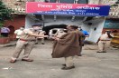 एक कविमना पुलिसवाले का कहना है, मानवता के खातिर... सबको घर में रहना है...
