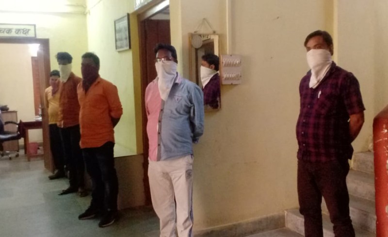 लॉकडाउन में बंद दुकान के भीतर से आ रही थी धीमी-धीमी आवाज, एसडीओपी ने छापा मारा तो मच गया हडक़ंप, आधा दर्जन गिरफ्तार