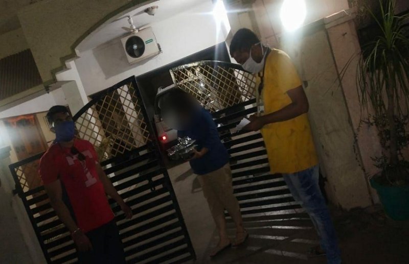 खाना बनाने वाली बाई नहीं आ रही, तो संपन्न लोग मंगा रहे गरीबों का खाना