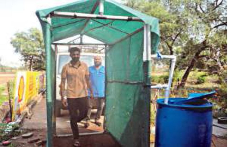 पूरे शरीर को संक्रमण मुक्त करने के लिए राजनांदगांव के युवाओं ने जुगाड़ से बनाई सेनिटाइजर मशीन