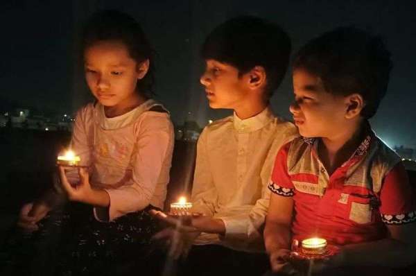 घर-घर जलाए दीपक, दीवाली सा नजारा