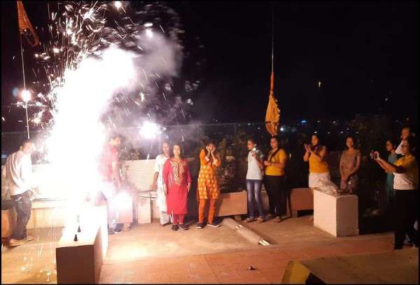 घर-घर जलाए दीपक, दीवाली सा नजारा