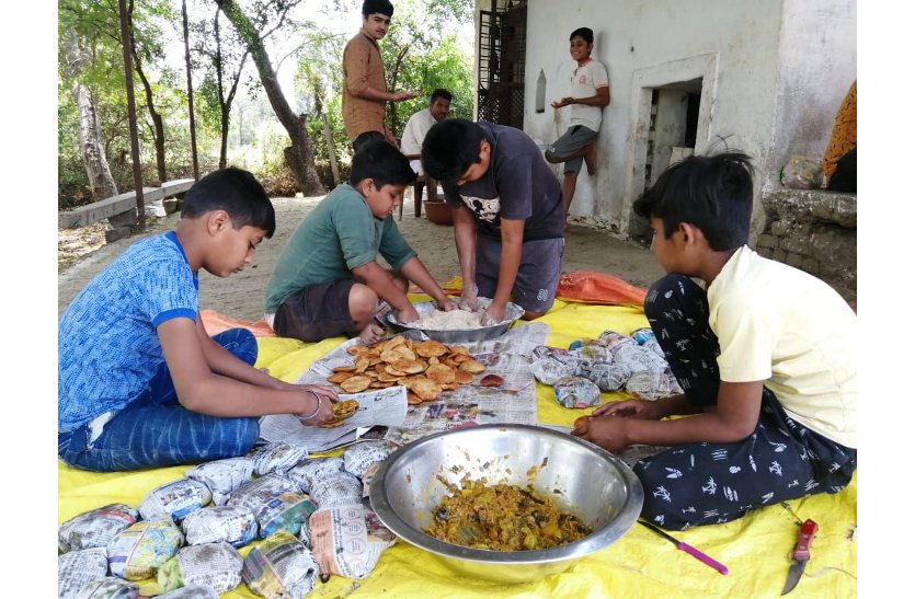 सामाजिक संगठनों के साथ जरूरतमंदों को भोजन मुहैया कराने का काम कर रही बच्चों की टोली