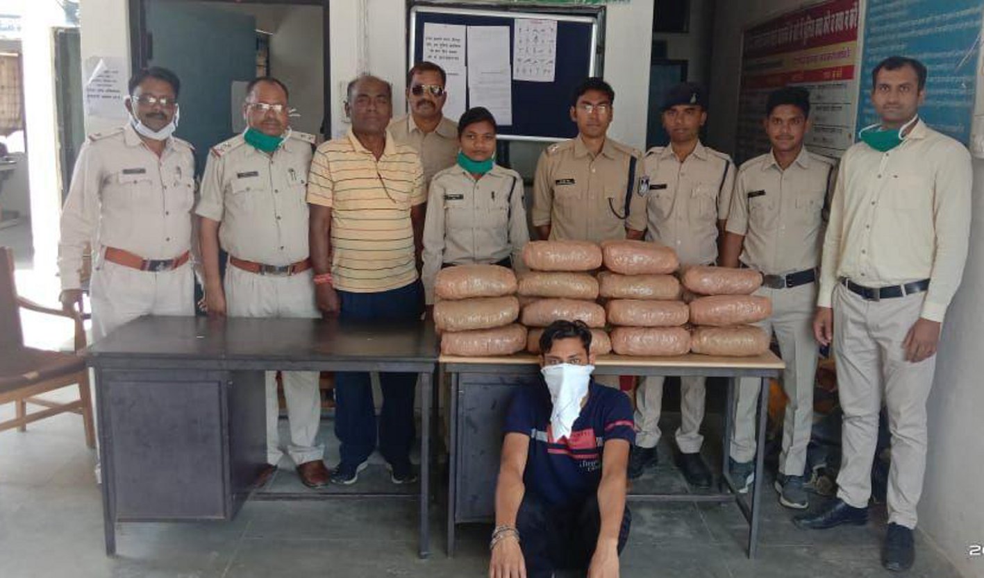 Police chased vehicle and caught a hemp worth six lakh rupees