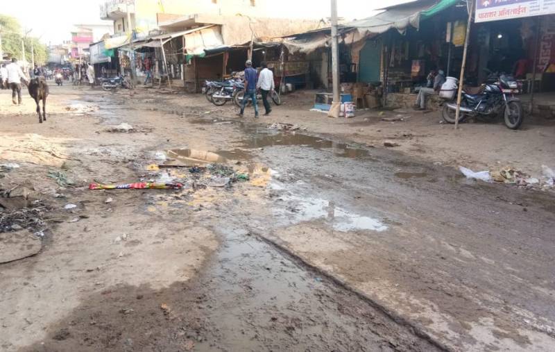 फूटी पाइप लाइन से घरों में पहुंच रहा दूषित पानी