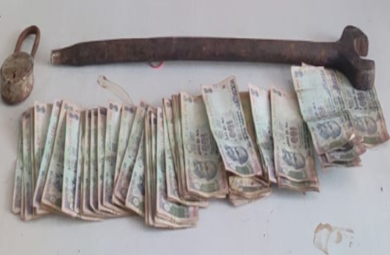 सोसायटी में चोरी करने वाले दो आरोपी गिरफ्तार, 10 हजार 400 रुपए जब्त, ढेलवाडीह चोरी मामले में फुटेज खंगाल रही पुलिस