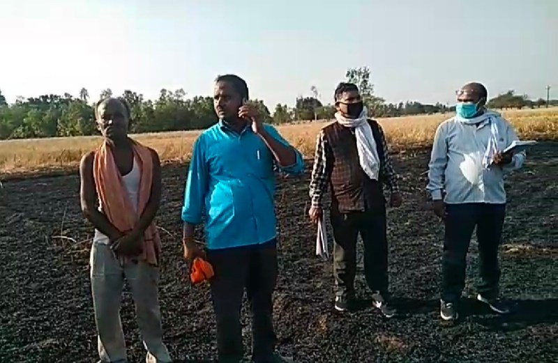 रायबरेली में खेतो में शॉर्ट सर्किट से आग लगने के कारण एक दर्जन से ज्यादा किसानों की फसल हुई नष्ट