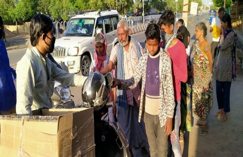 लॉकडाउन में जरूरतमंदों को भोजन, लोकहित मीडिया संघ की ओर से लोगों की मदद...