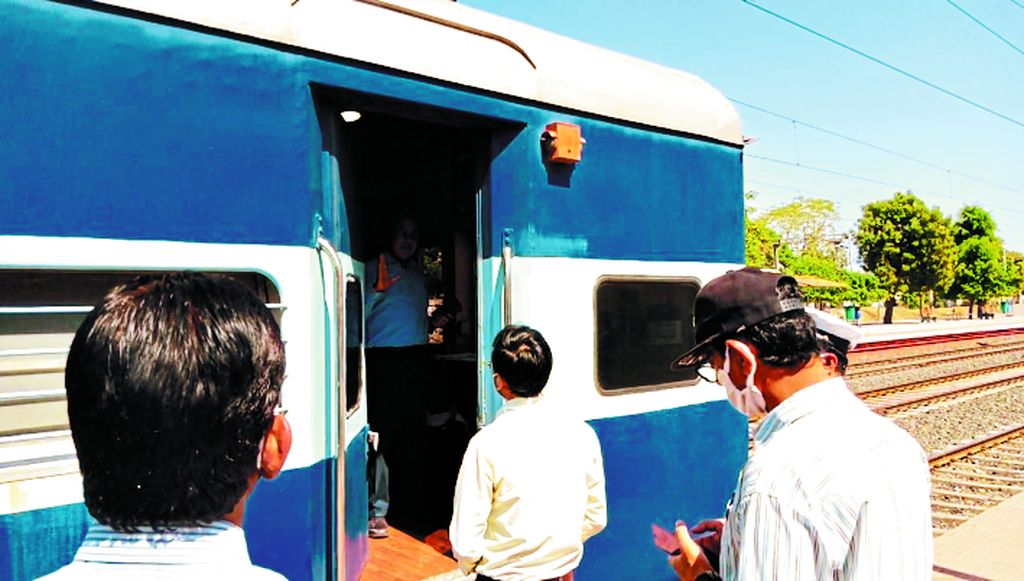 कोटा मंडल डीआरएम और सीनियर डीइएन ने किया रेलवे स्टेशन का औचक निरीक्षण