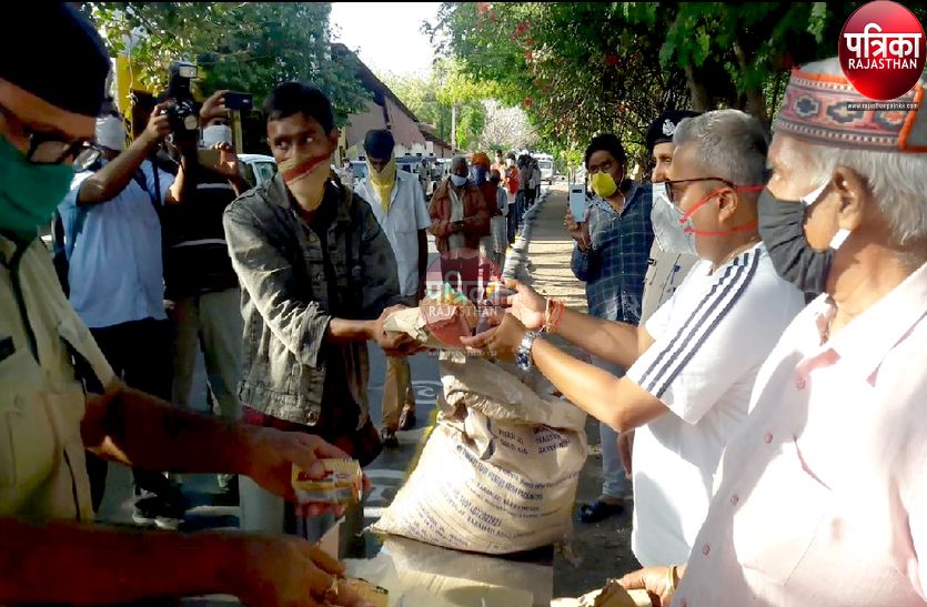 VIDEO : पाली के एसपी कोटोकी ने गरीब व जरूरतमंदों को कराया भोजन