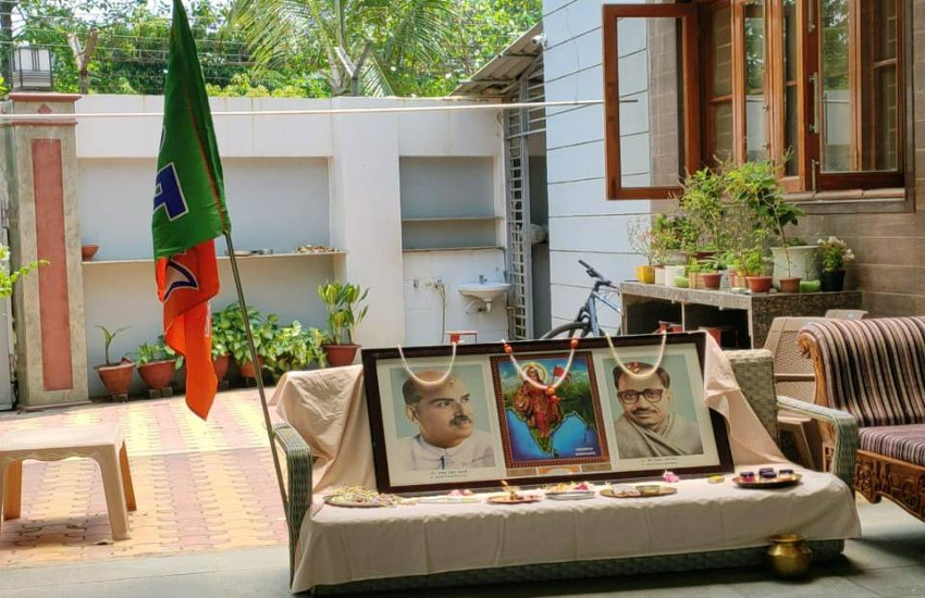 पूर्व मुख्यमंत्री डॉ. रमन सिंह ने भाजपा स्थापना दिवस पर फहराया पार्टी का झंडा