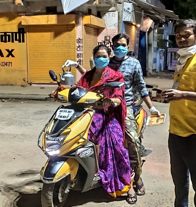 स्कूटी से घूम घूमकर चाय पिला रही निधि व राजा के बारे में जान हैरान रह जाएंगे आप