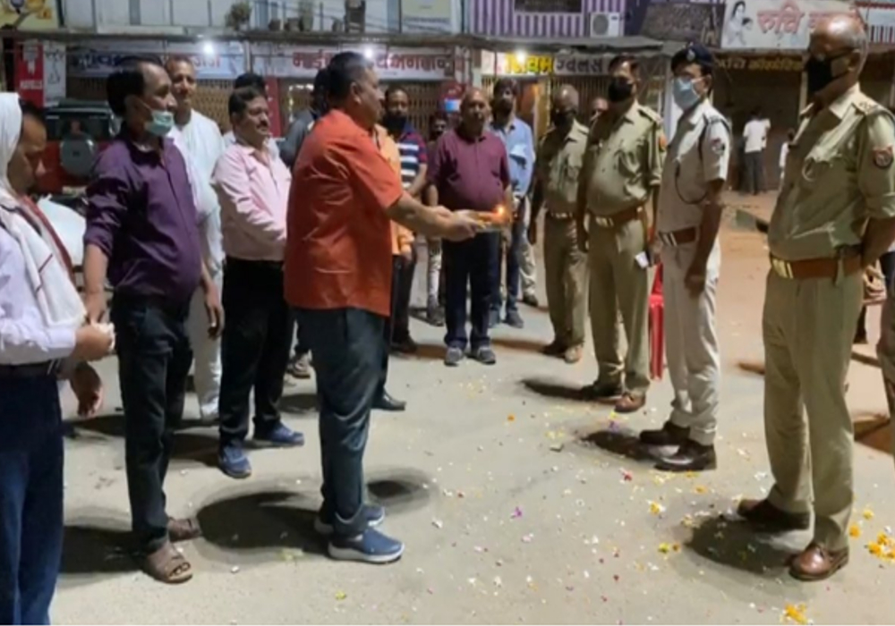 अनूठा प्रयास- व्यापारियों ने पुलिसकर्मियों की उतारी आरती और बरसाए फूल, सौंपा राशन