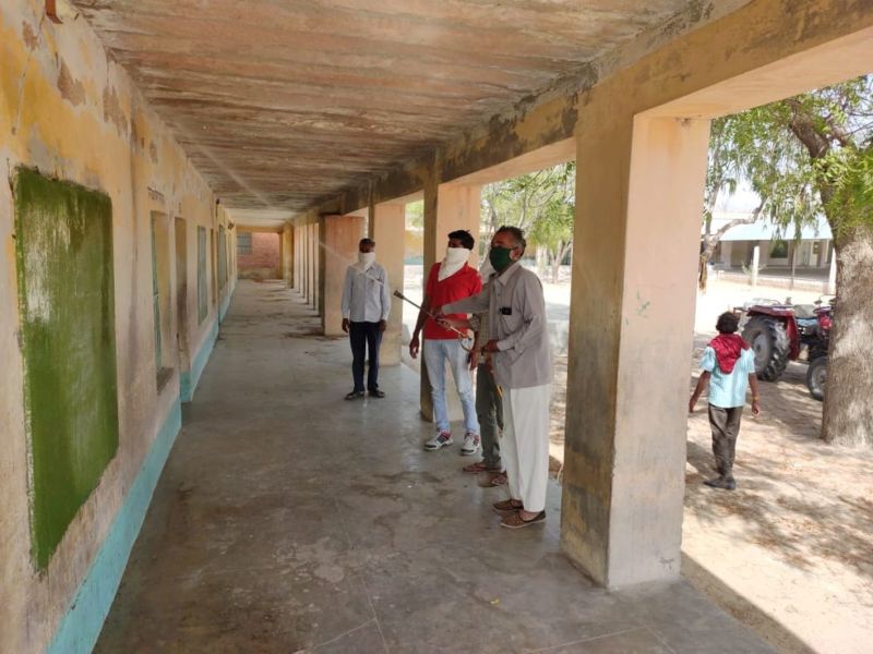 गांवों में सेनेटाइजर का चल रहा अभियान