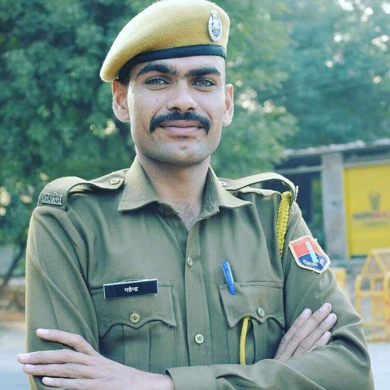 कुचामनसिटी. शहर के निकटवर्ती ग्राम चावण्डिया का कांस्टेबल महेन्द्र जाखड़ जिसने अपनी शादी कोरोना के संकट को देखकर स्थगित कर दी है।