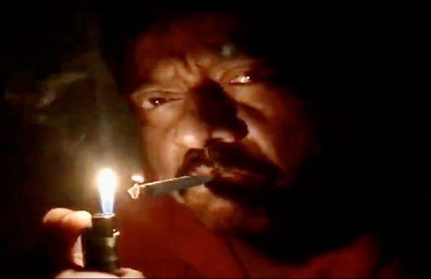 पीएम मोदी की अपील पर दीए के बदले सिगरेट पीते हुए नज़र आए राम गोपाल वर्मा