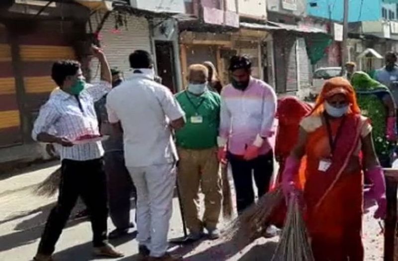 VIDEO रतलाम से पत्थरबाजों को जवाब : मुस्लिम युवकों ने सफाई कर्मचारियों पर बरसाए फूल