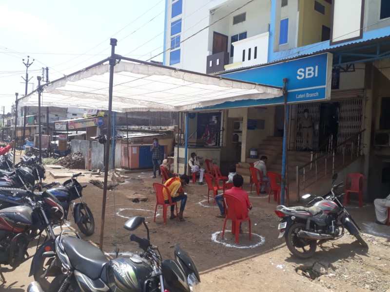 लटेरी। इस तरह स्टेट बैंक के सामने सोशल डिस्टेंस के साथ कुर्सियों पर बैठने के किए गए हैं इंतजाम।