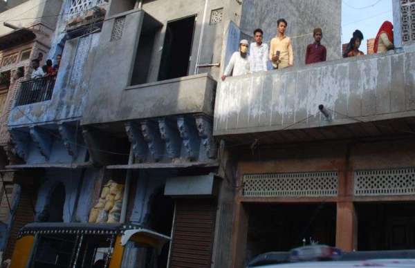 पुलिसकर्मीयों ने रूट मार्च निकालकर लोगो को किया सावचेत