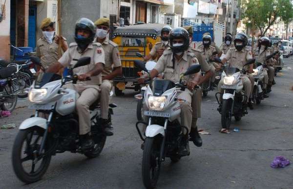 पुलिसकर्मीयों ने रूट मार्च निकालकर लोगो को किया सावचेत