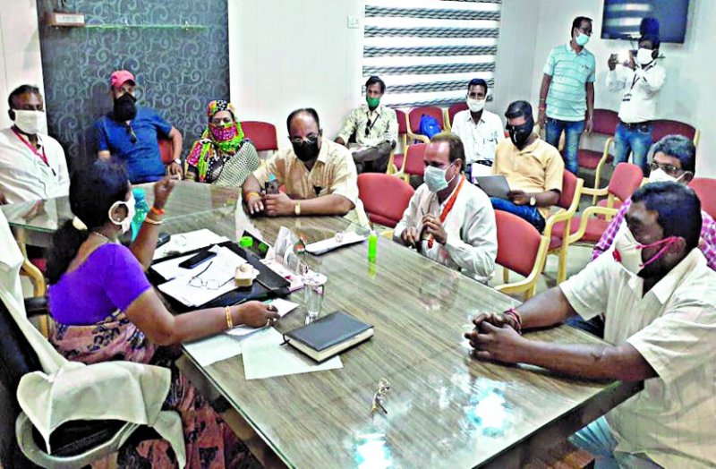 The mayor gave 50-50 packets for people of every ward without ration card ...