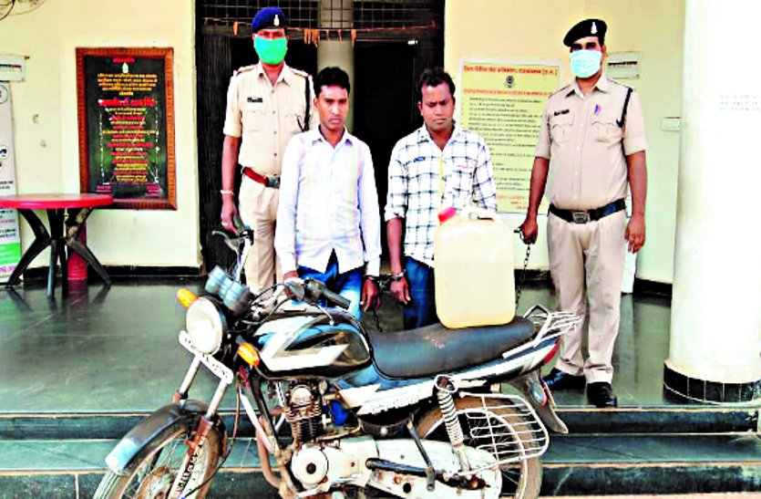 Two accused arrested, including 15 liters of raw liquor and motor cycle