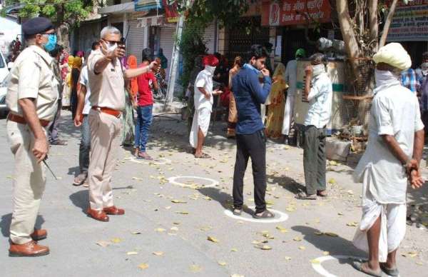 लोगो को नही सोशियल डिस्टेंट की समझ का भय