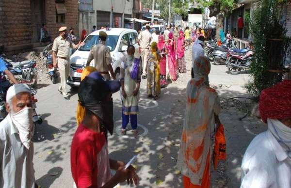 लोगो को नही सोशियल डिस्टेंट की समझ का भय