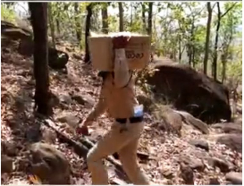 जब लॉकडाउन में पुलिस बनी देवदूत 1800 फीट ऊंची पहाड़ी पर कंधे में राशन लेकर चढ़े यौद्धा