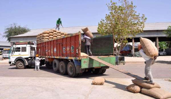श्रीगंगानगर.लॉक डाउन में पसरा रहा सन्नाटा, पासधारी व जरुरी कार्यों को जाने वाले ही दिखे बाहर........देखें खास तस्वीरें