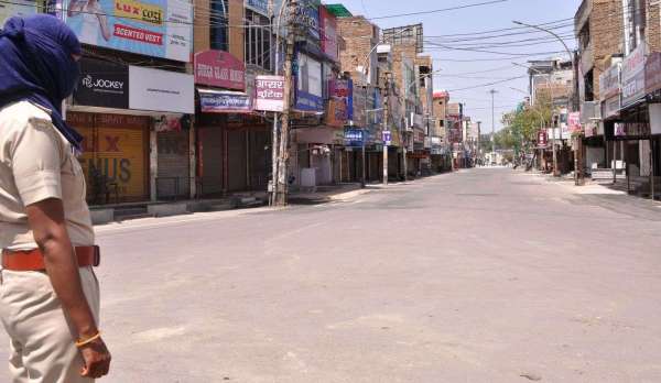 श्रीगंगानगर.लॉक डाउन में पसरा रहा सन्नाटा, पासधारी व जरुरी कार्यों को जाने वाले ही दिखे बाहर........देखें खास तस्वीरें