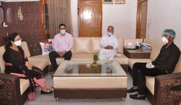 श्रीगंगानगर.लॉक डाउन में पसरा रहा सन्नाटा, पासधारी व जरुरी कार्यों को जाने वाले ही दिखे बाहर........देखें खास तस्वीरें