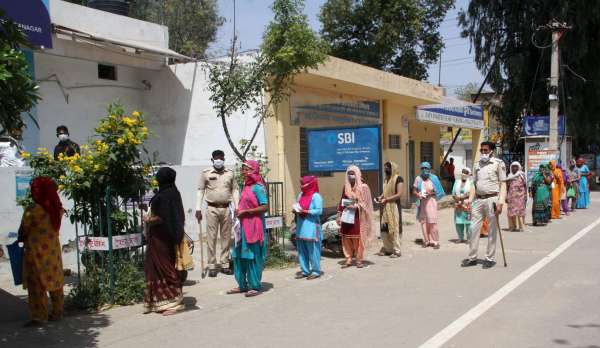 श्रीगंगानगर.लॉक डाउन में पसरा रहा सन्नाटा, पासधारी व जरुरी कार्यों को जाने वाले ही दिखे बाहर........देखें खास तस्वीरें