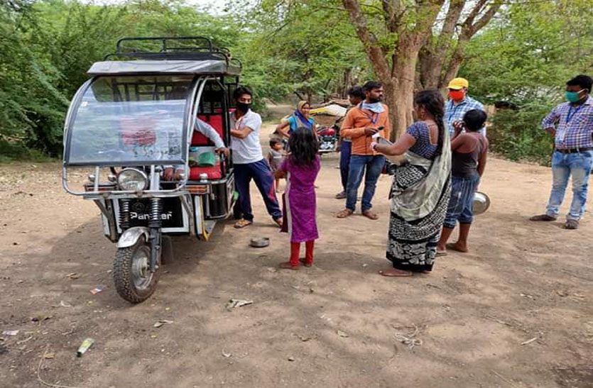Lockdown:बुन्देलखण्ड में जिंदगी की जद्दोजहद ई रिक्शा से पहुंचा रहे खाना बेजुबानों को भी मिल रहा दाना