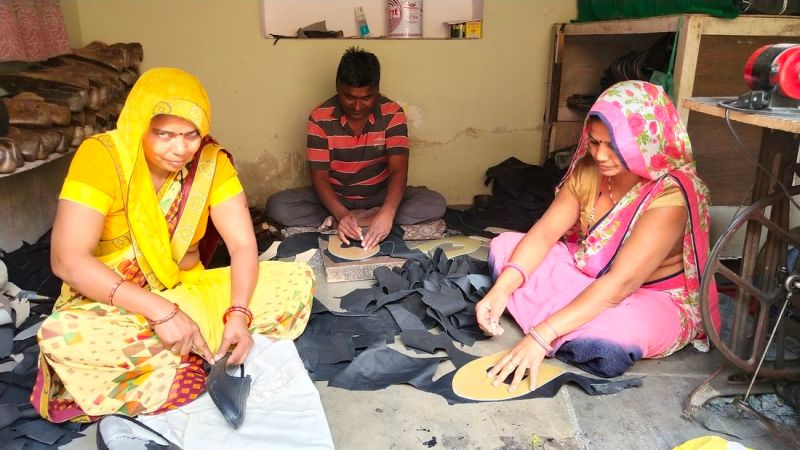 कुचामन में अपने घर में ही जूतियां बनाने के कार्य में जुटा परिवार।