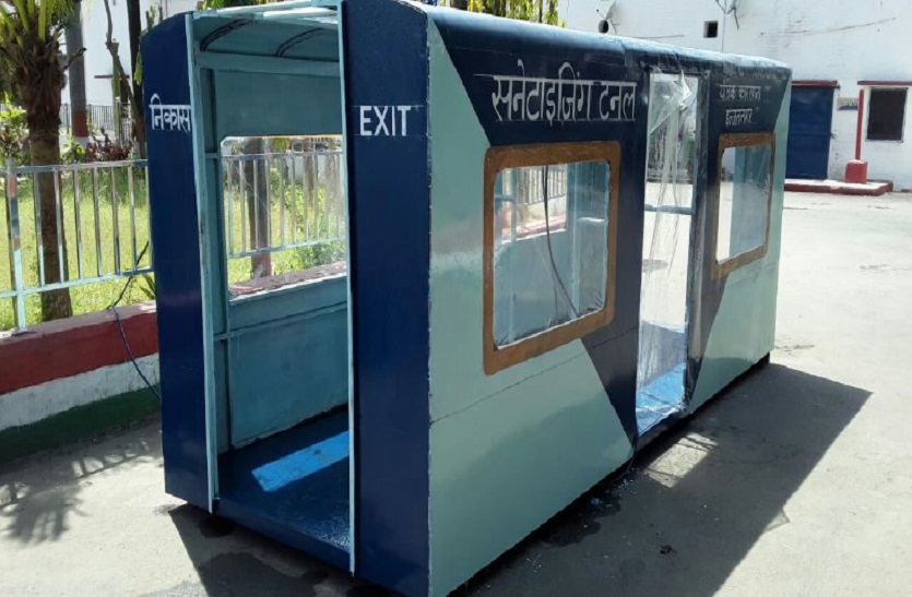कोरोना से लड़ाई के लिए रेलवे  कर्मचारियों ने बनाई सैनिटाइजिंग सुरंग