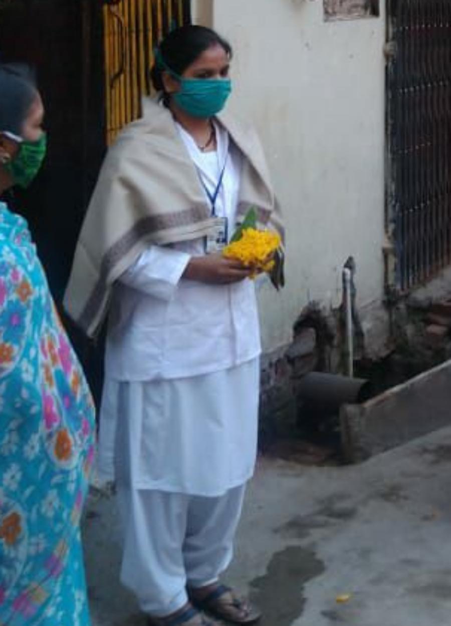 आप सुरक्षित रहें इसलिए यह मां बच्चों को गांव छोड़ दिन रात लड़ रही कोरोना से जंग