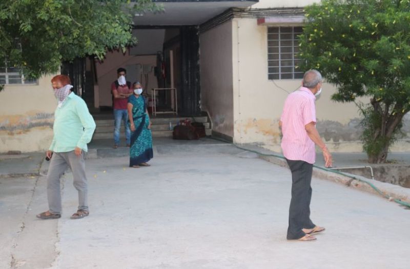 आइसोलेशन वार्ड में ताले के अन्दर वैज्ञानिक अधिकारी परिवार सहित बंद, ताला खुलवाकर निकाला बाहर