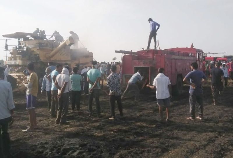 आग से गेहूं की फसल जलकर राख हो गई।
