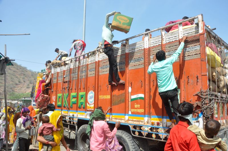 फिर कहां सीमाएं सील, 44 लोग ट्रकों में छुपकर आ गए बाड़मेर