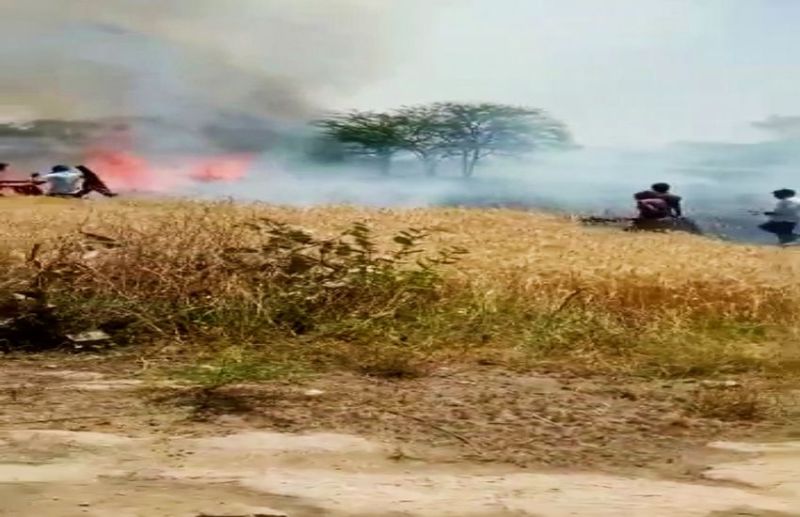 आग से तीन किसानों की 10 बीघा में खड़ी फसल जलकर हुई राख