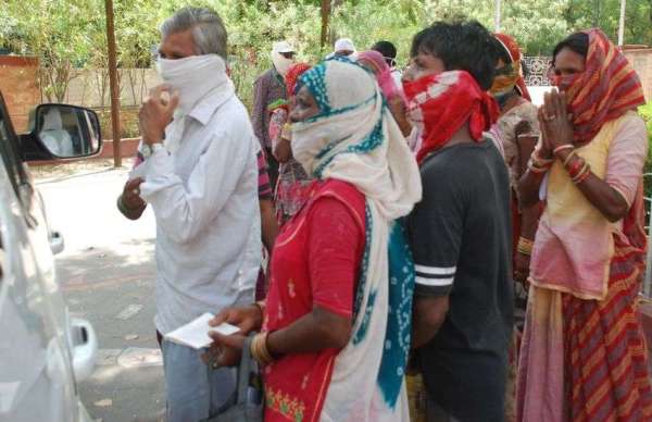 बीस दिन बाद  राहत होने लगी खत्म तो भटकने लगी महिलाएं