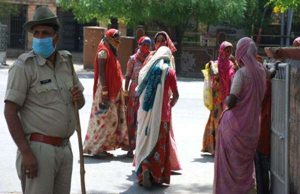 बीस दिन बाद  राहत होने लगी खत्म तो भटकने लगी महिलाएं