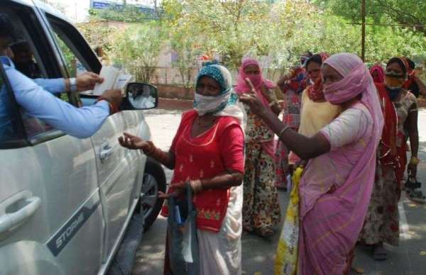 बीस दिन बाद  राहत होने लगी खत्म तो भटकने लगी महिलाएं