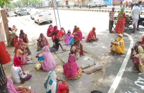 बीस दिन बाद  राहत होने लगी खत्म तो भटकने लगी महिलाएं